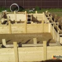 Namas iš medžio betono: statybos iš medinių betoninių blokelių privalumai ir trūkumai